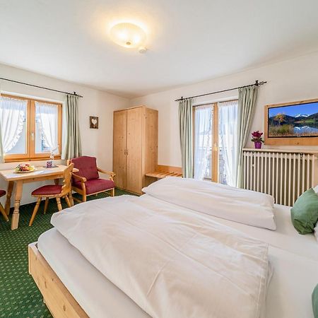 Fruehstueckspension Gaestehaus Zum Weissen Roessl Wallgau Buitenkant foto