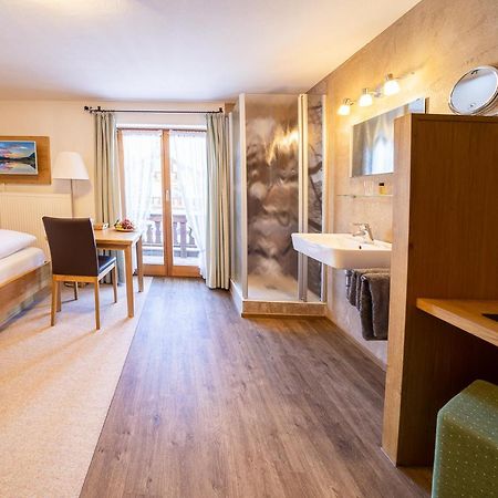 Fruehstueckspension Gaestehaus Zum Weissen Roessl Wallgau Buitenkant foto
