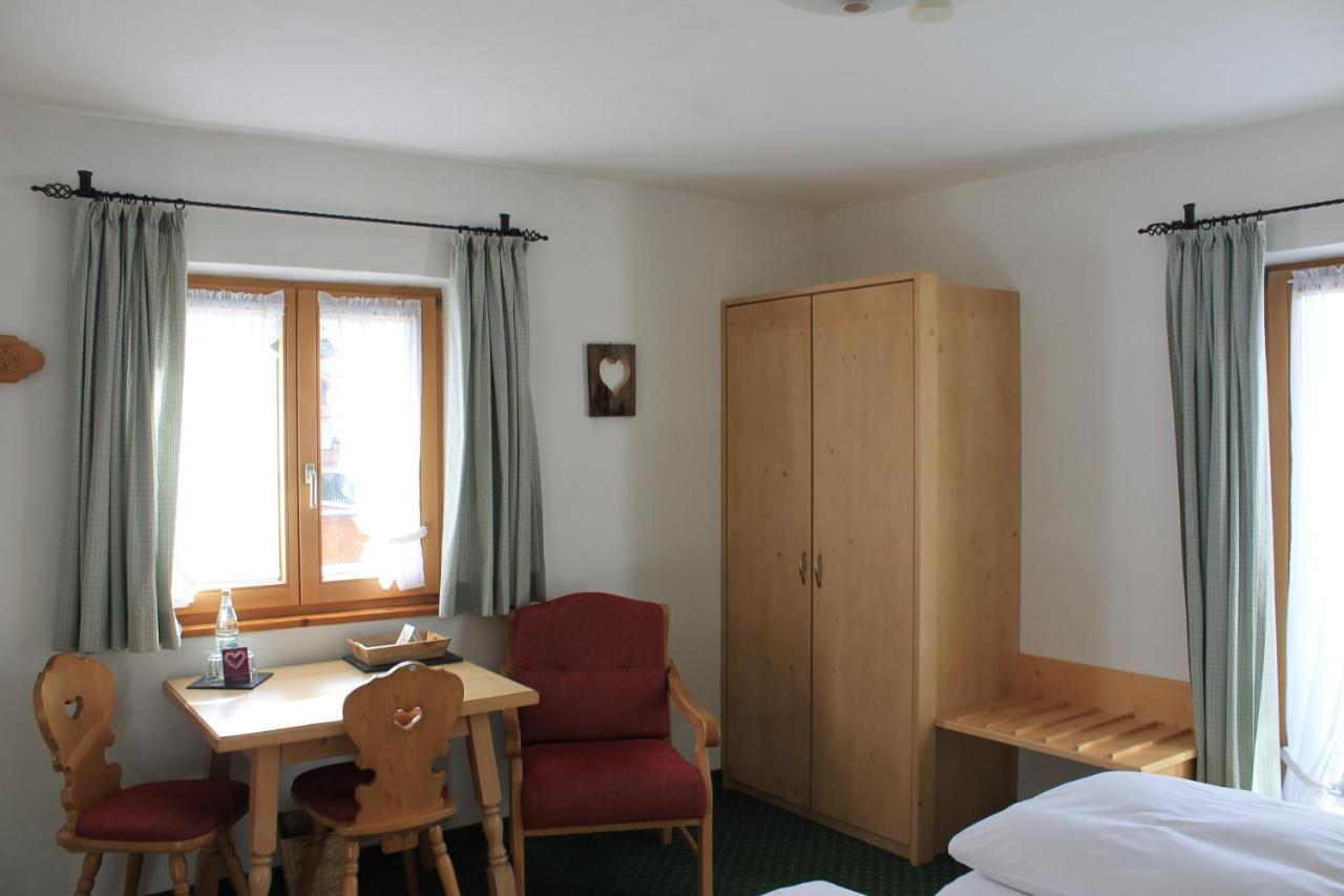 Fruehstueckspension Gaestehaus Zum Weissen Roessl Wallgau Buitenkant foto