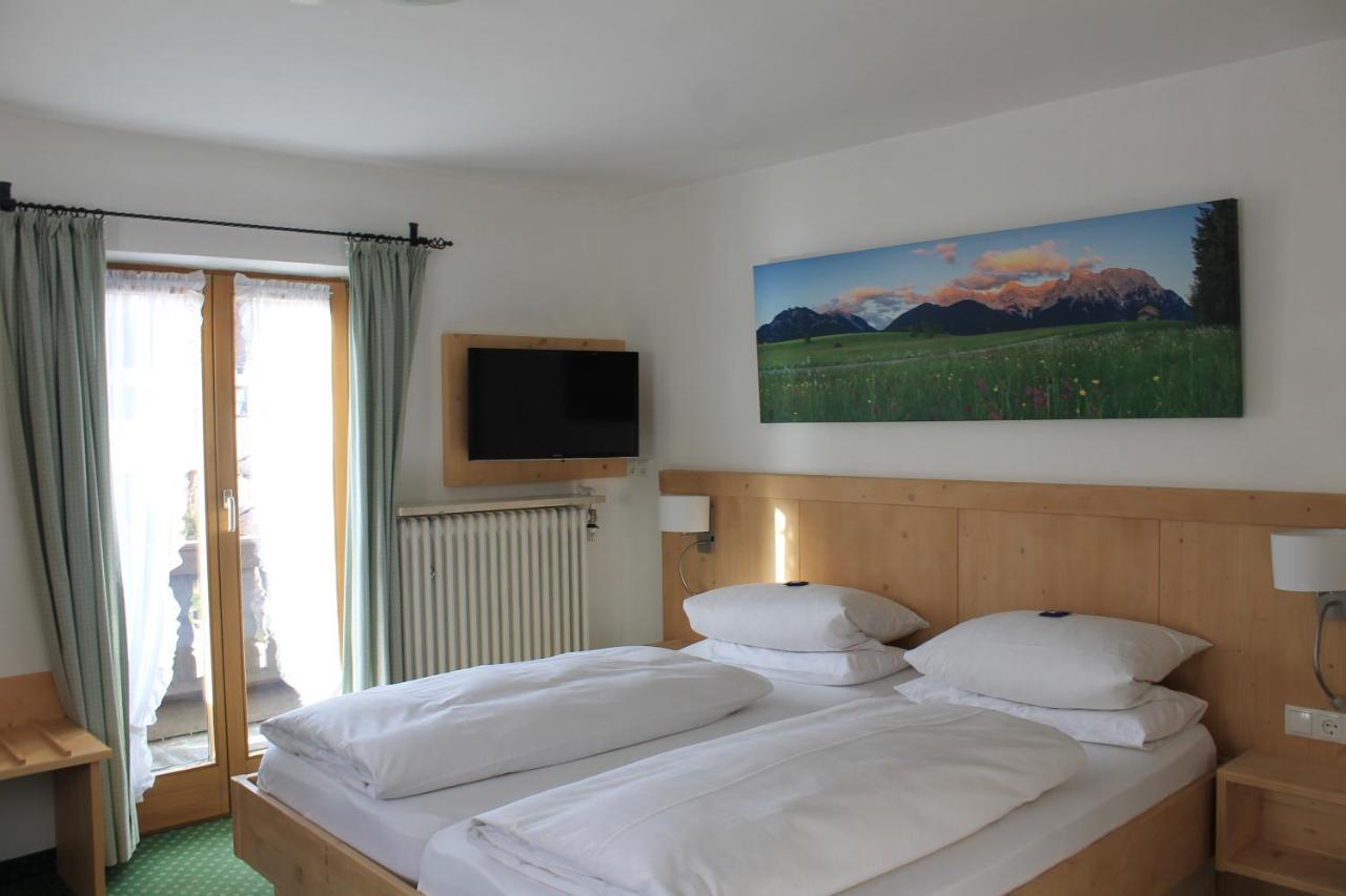 Fruehstueckspension Gaestehaus Zum Weissen Roessl Wallgau Buitenkant foto