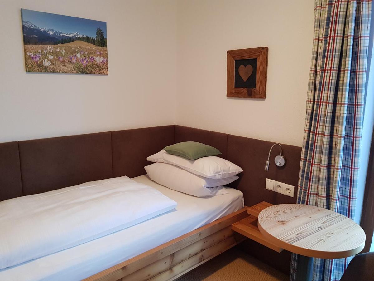 Fruehstueckspension Gaestehaus Zum Weissen Roessl Wallgau Buitenkant foto