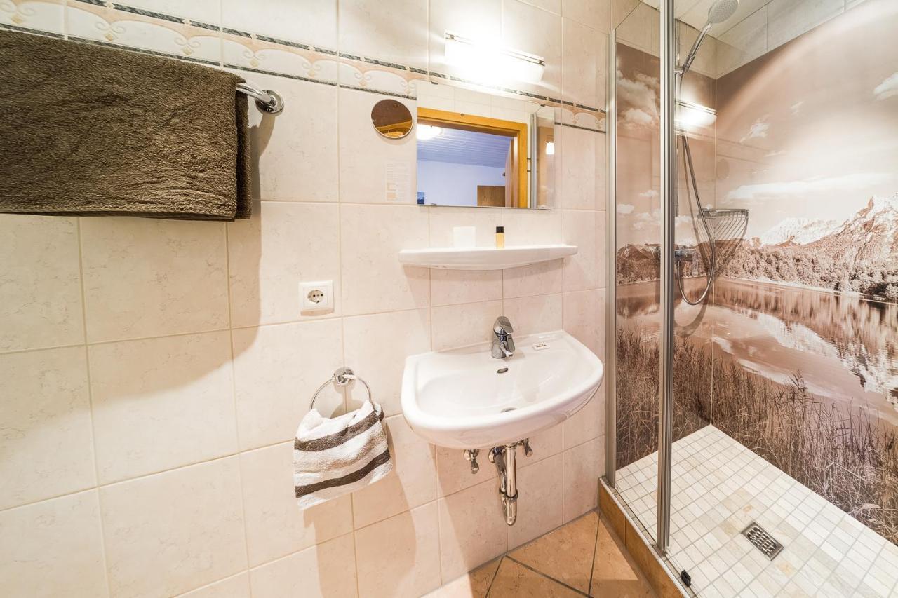 Fruehstueckspension Gaestehaus Zum Weissen Roessl Wallgau Buitenkant foto