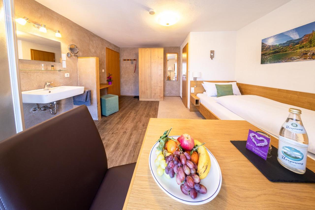 Fruehstueckspension Gaestehaus Zum Weissen Roessl Wallgau Buitenkant foto