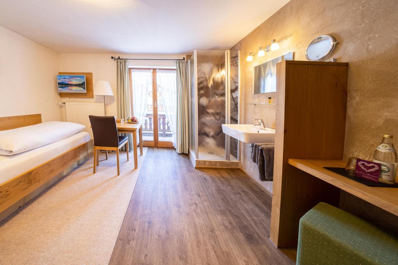 Fruehstueckspension Gaestehaus Zum Weissen Roessl Wallgau Buitenkant foto