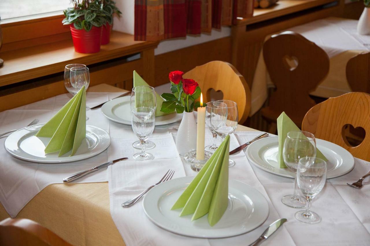 Fruehstueckspension Gaestehaus Zum Weissen Roessl Wallgau Buitenkant foto